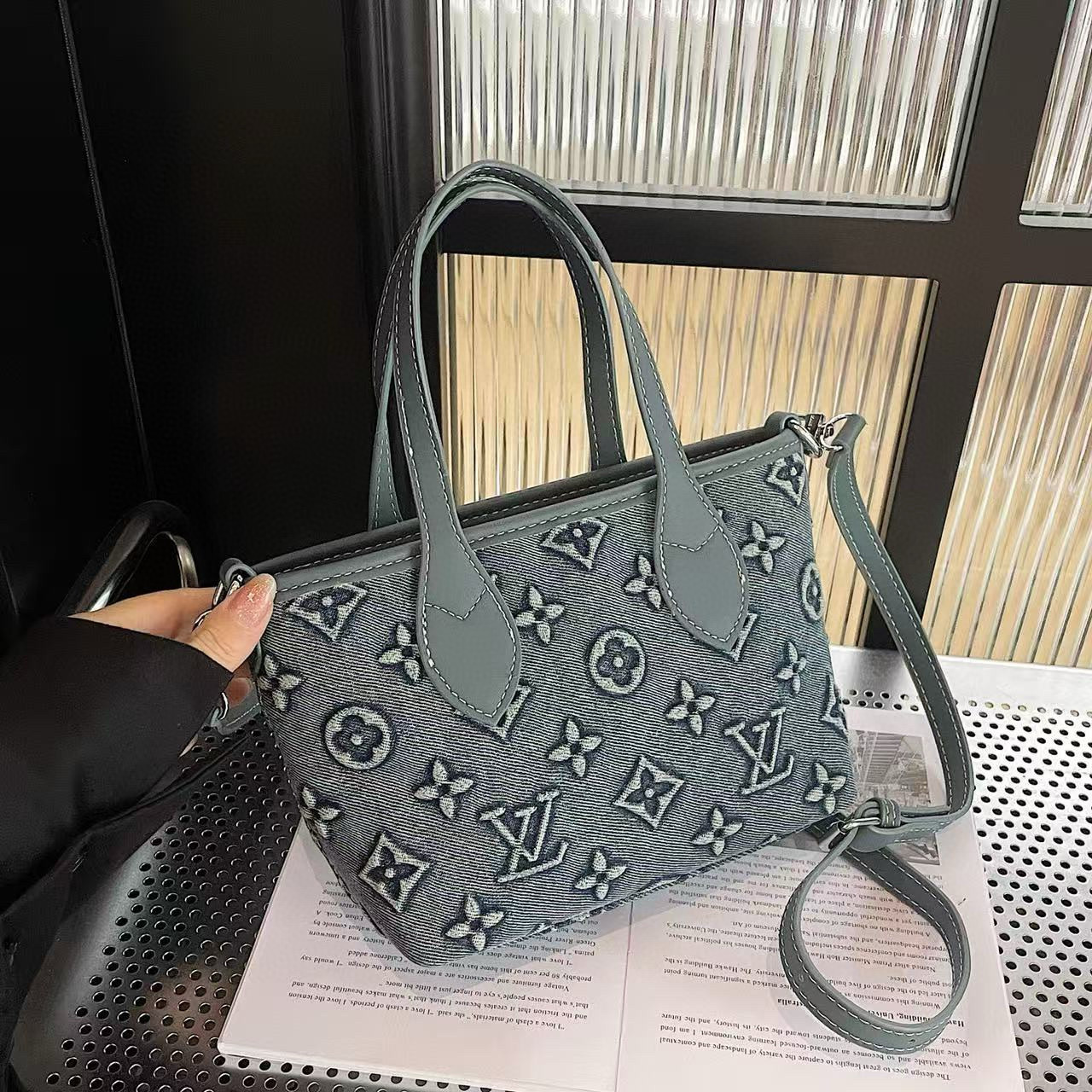 תיק יד לואי ויטון – תמונה 5