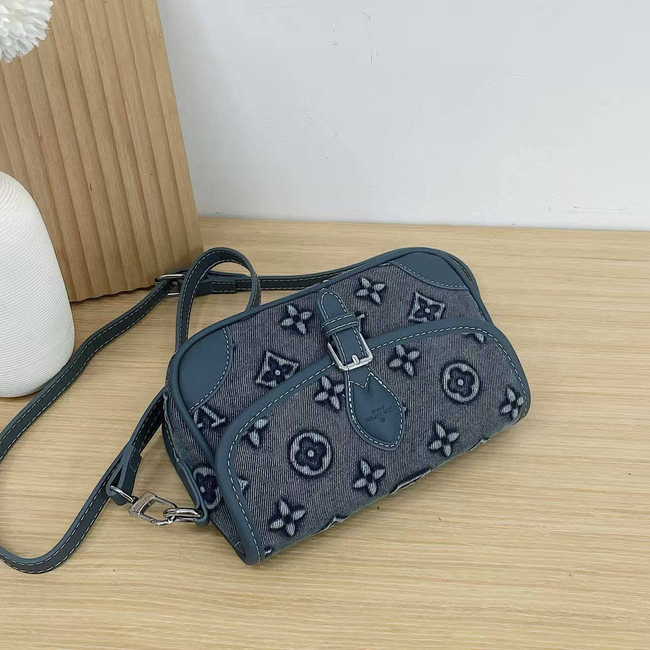 תיק צד לואי ויטון – תמונה 6