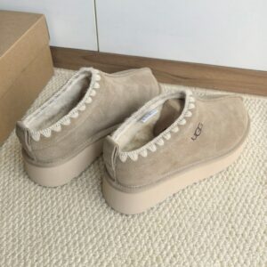 כפכפים UGG רקומות