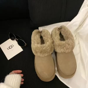 מגפיים פלטפורמה נמוכות UGG