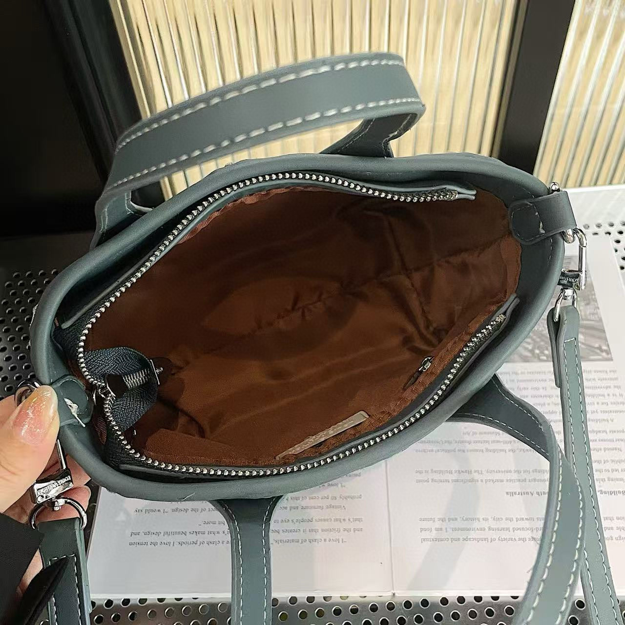 תיק יד לואי ויטון – תמונה 7