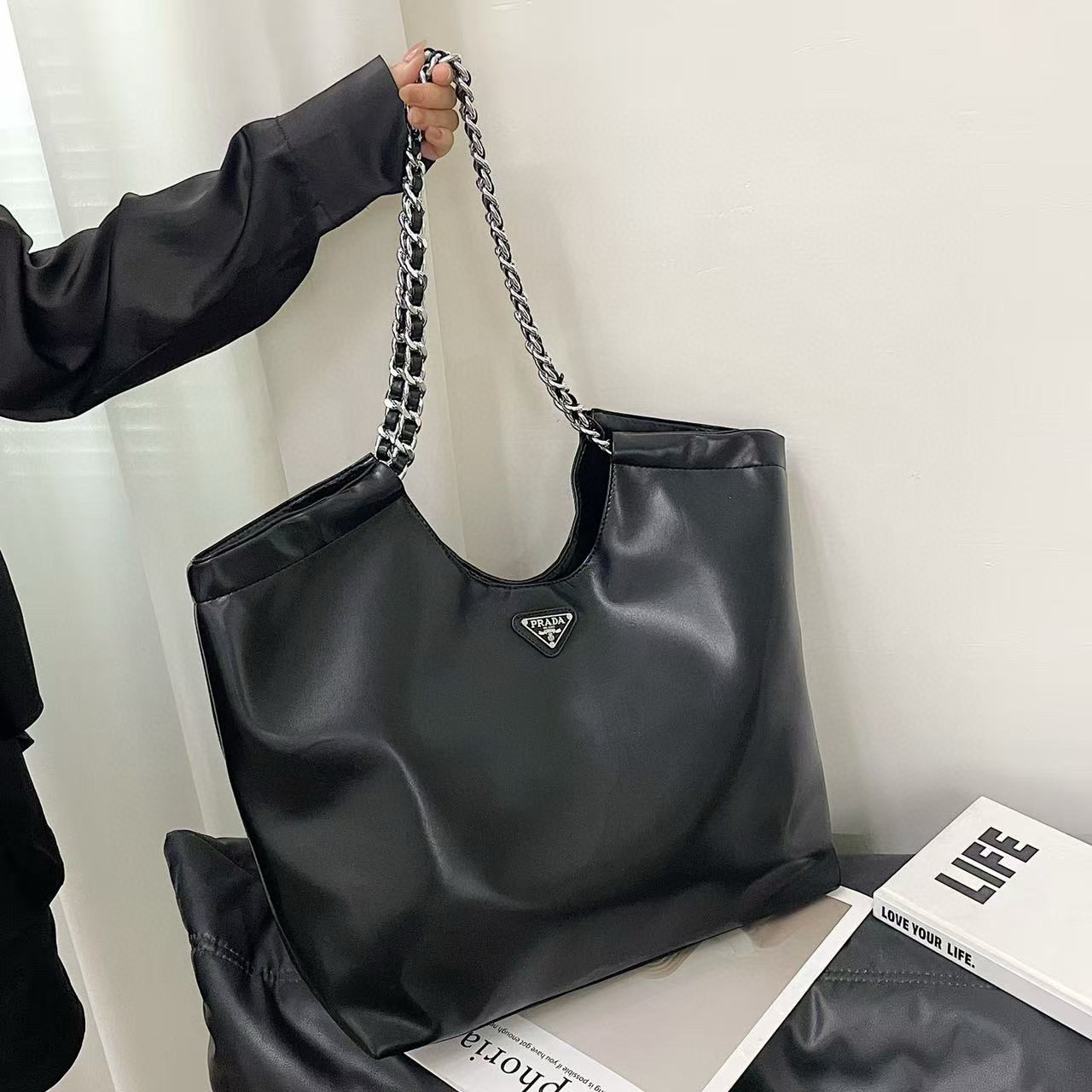 תיק צד גדול פרדה