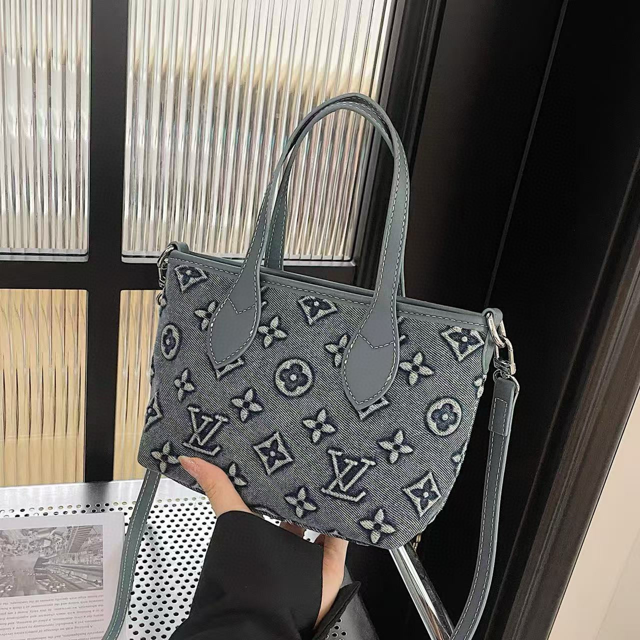 תיק יד לואי ויטון