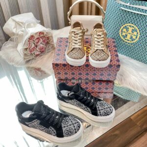 סניקרס טורי