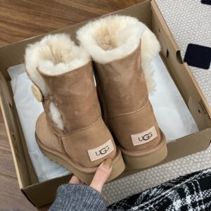 מגפיים UGG עם כפתור
