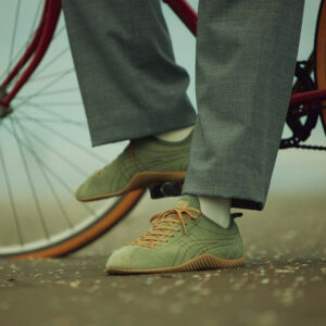 סניקרס אסיקס