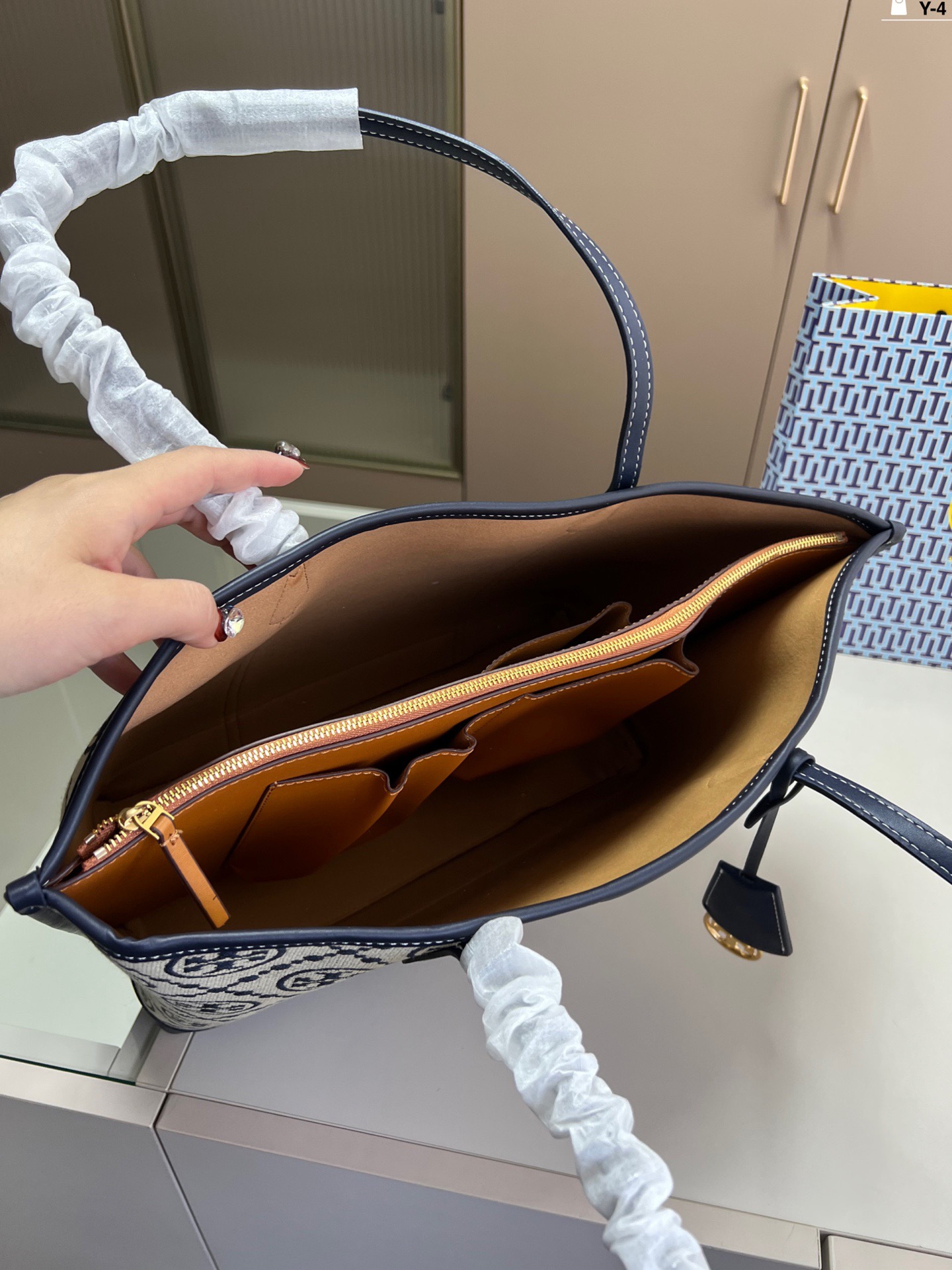 תיק צד גדול טורי – תמונה 6