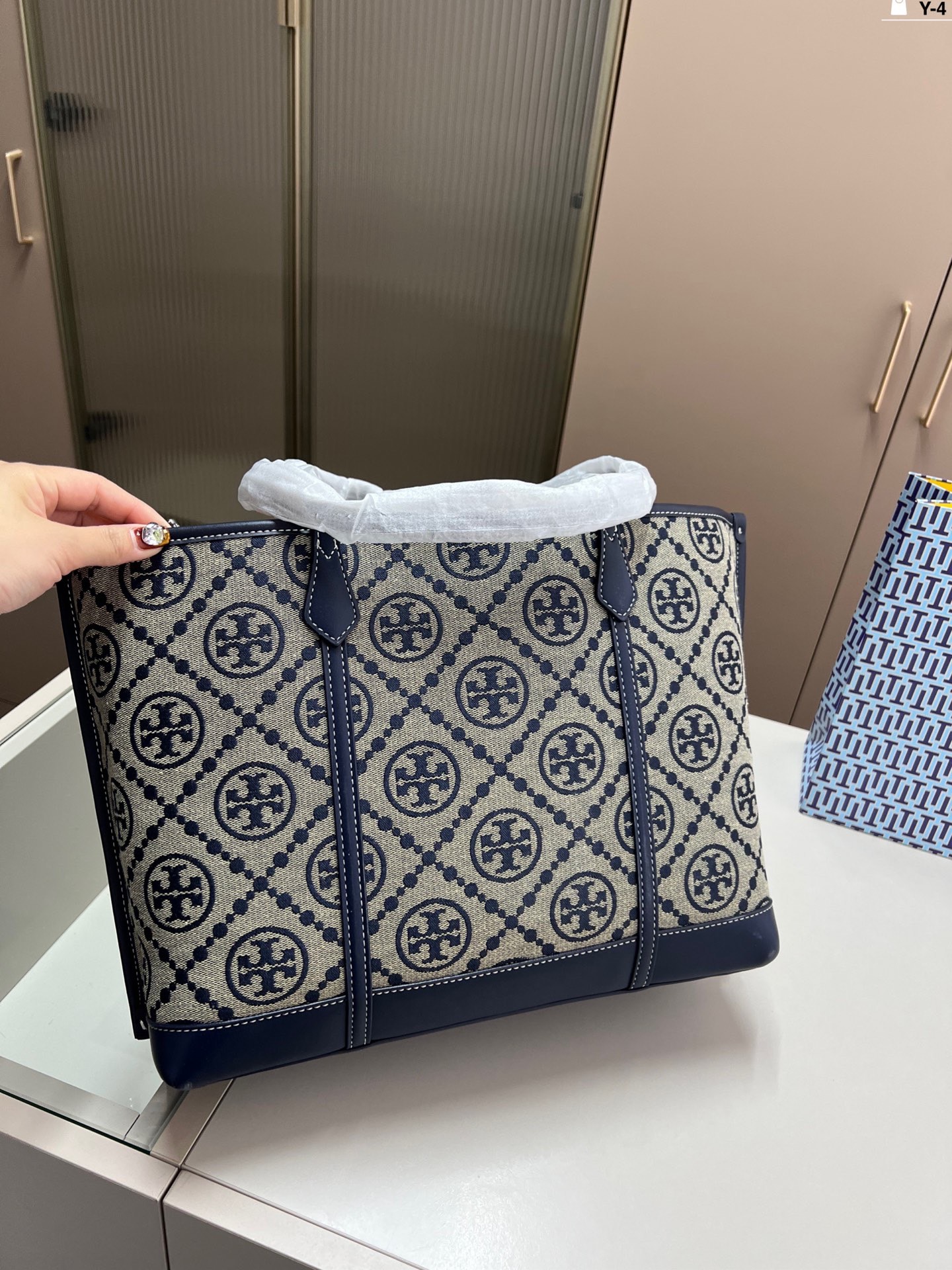 תיק צד גדול טורי – תמונה 8