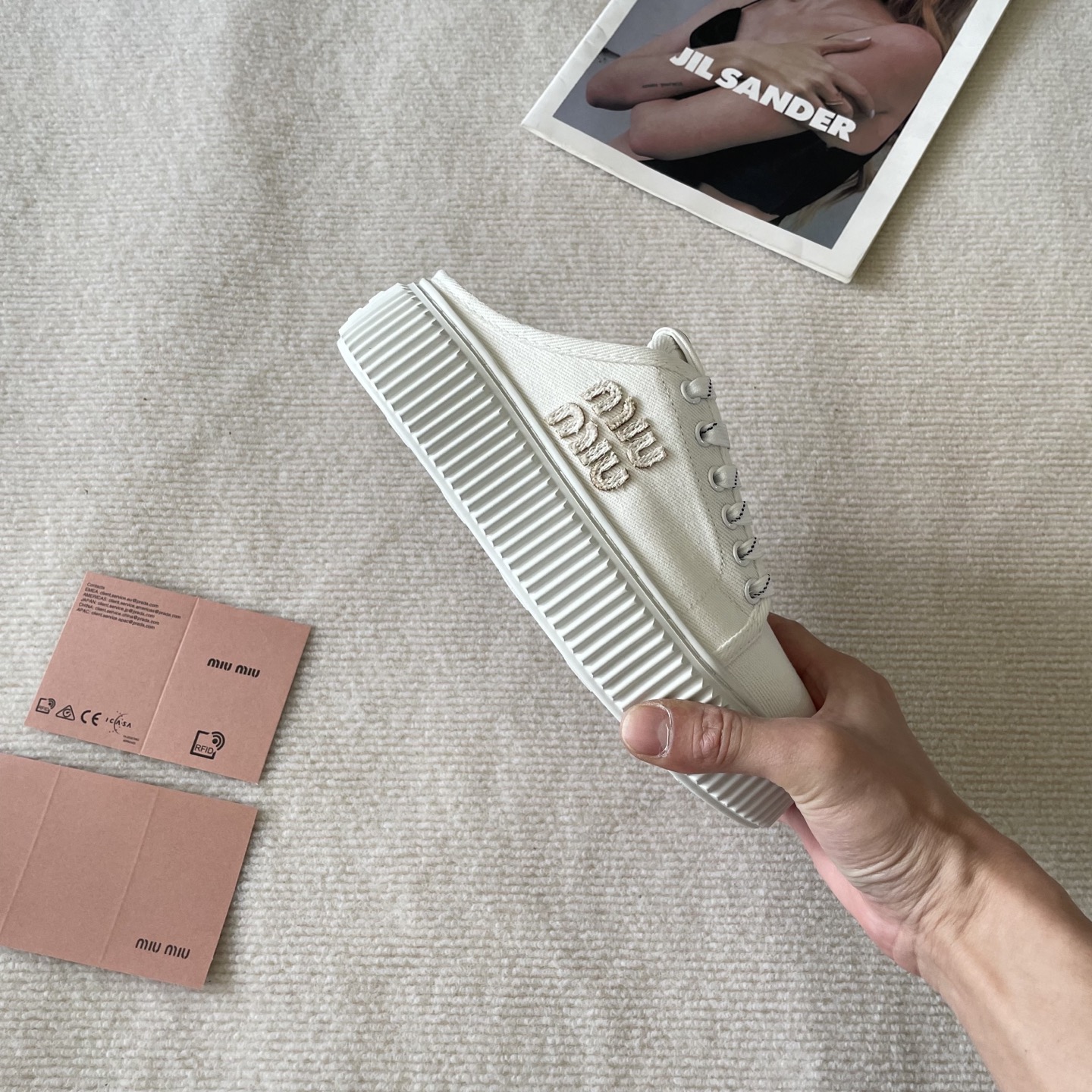 סניקרס מיו מיו – תמונה 9