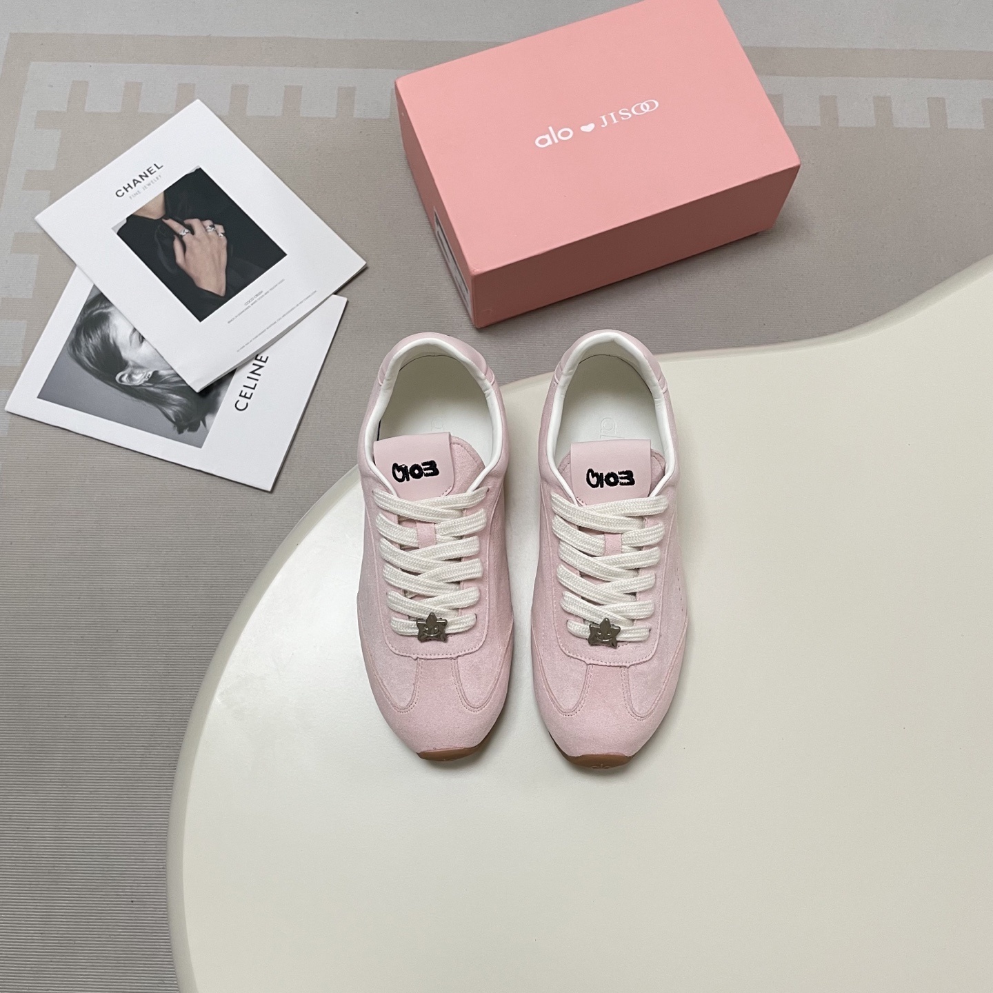 סניקרס אלו יוגה – תמונה 10