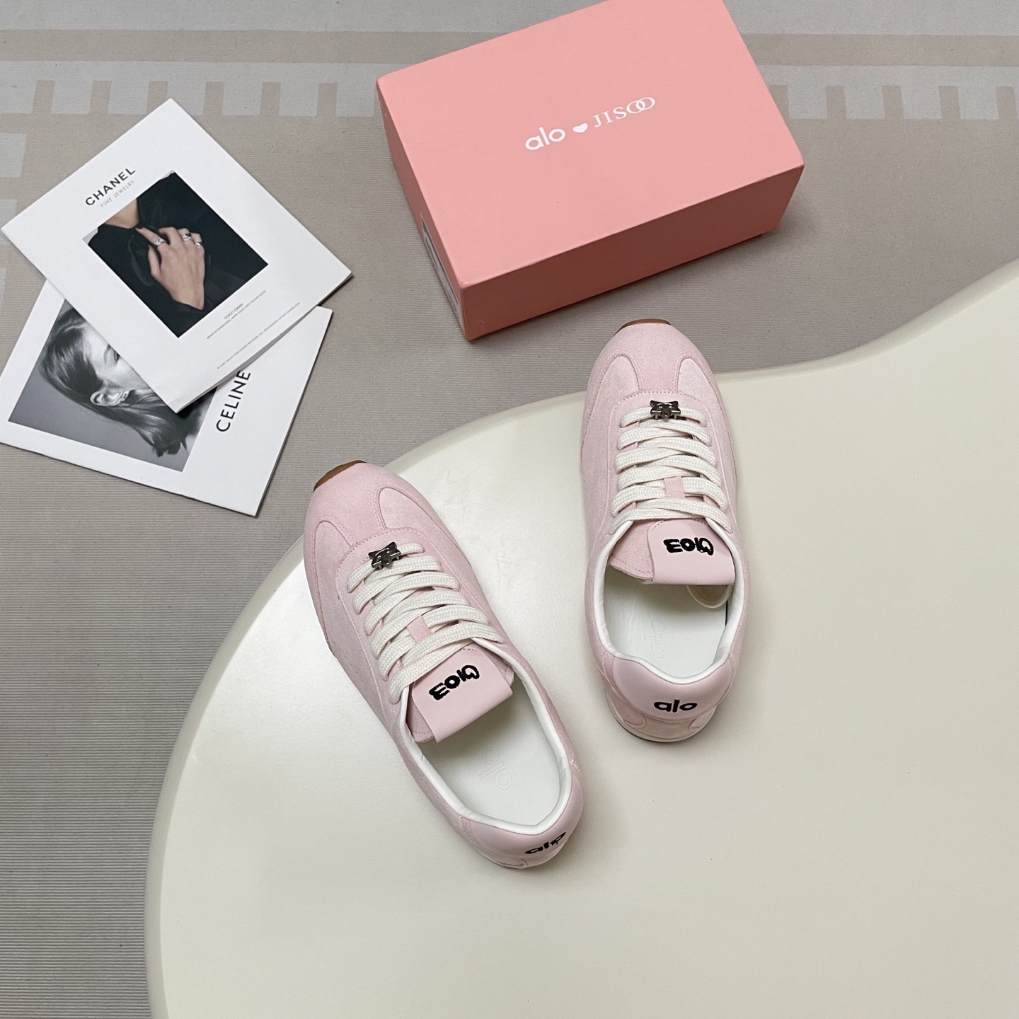 סניקרס אלו יוגה – תמונה 9