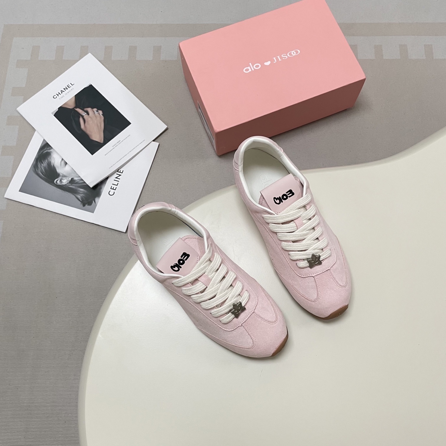 סניקרס אלו יוגה – תמונה 2