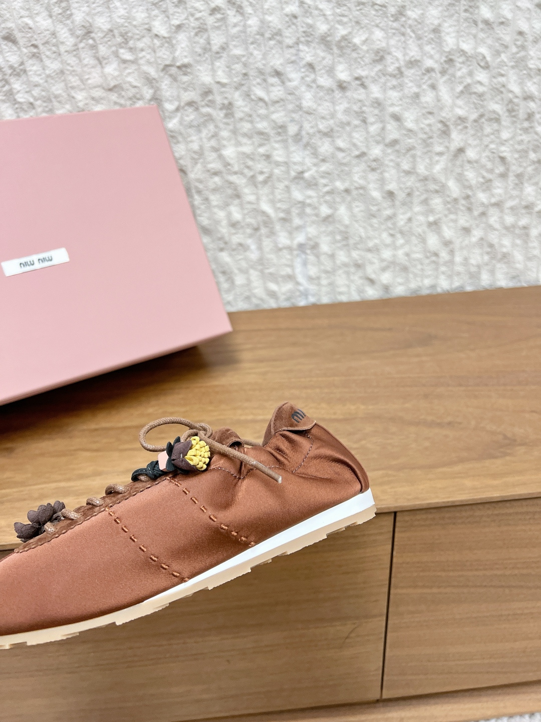 סניקרס מיו מיו – תמונה 9