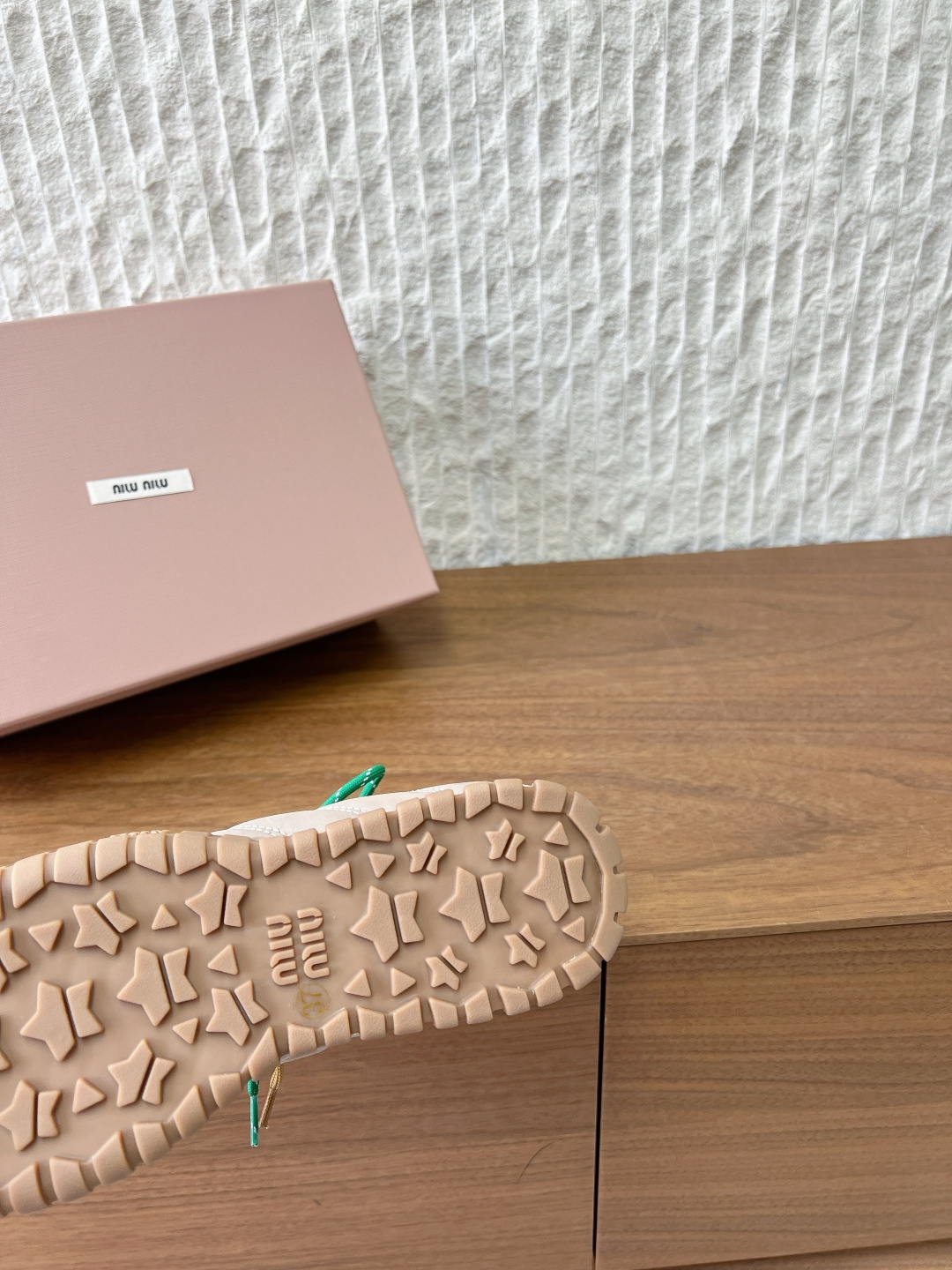 סניקרס מיו מיו – תמונה 6