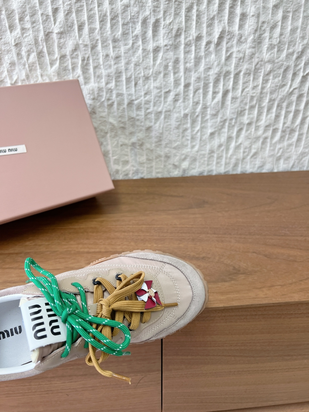 סניקרס מיו מיו – תמונה 10