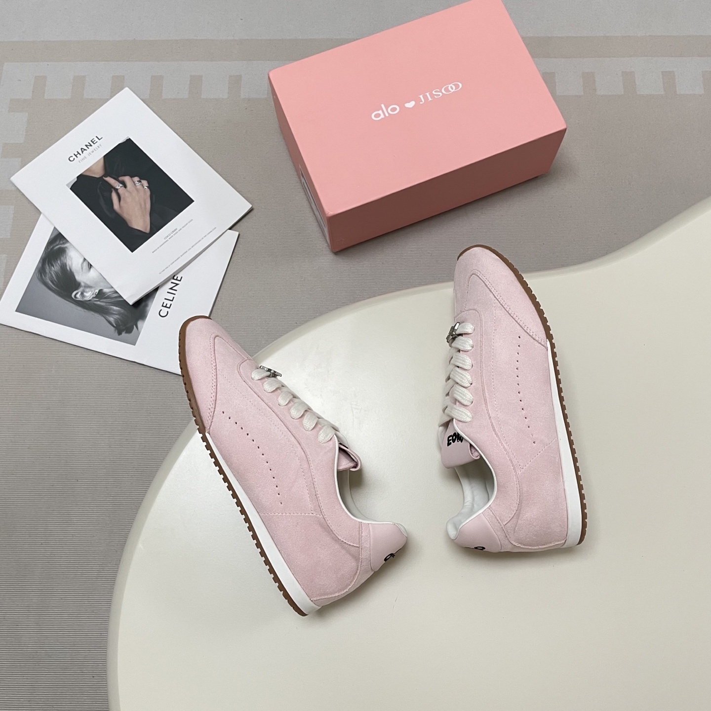 סניקרס אלו יוגה – תמונה 4