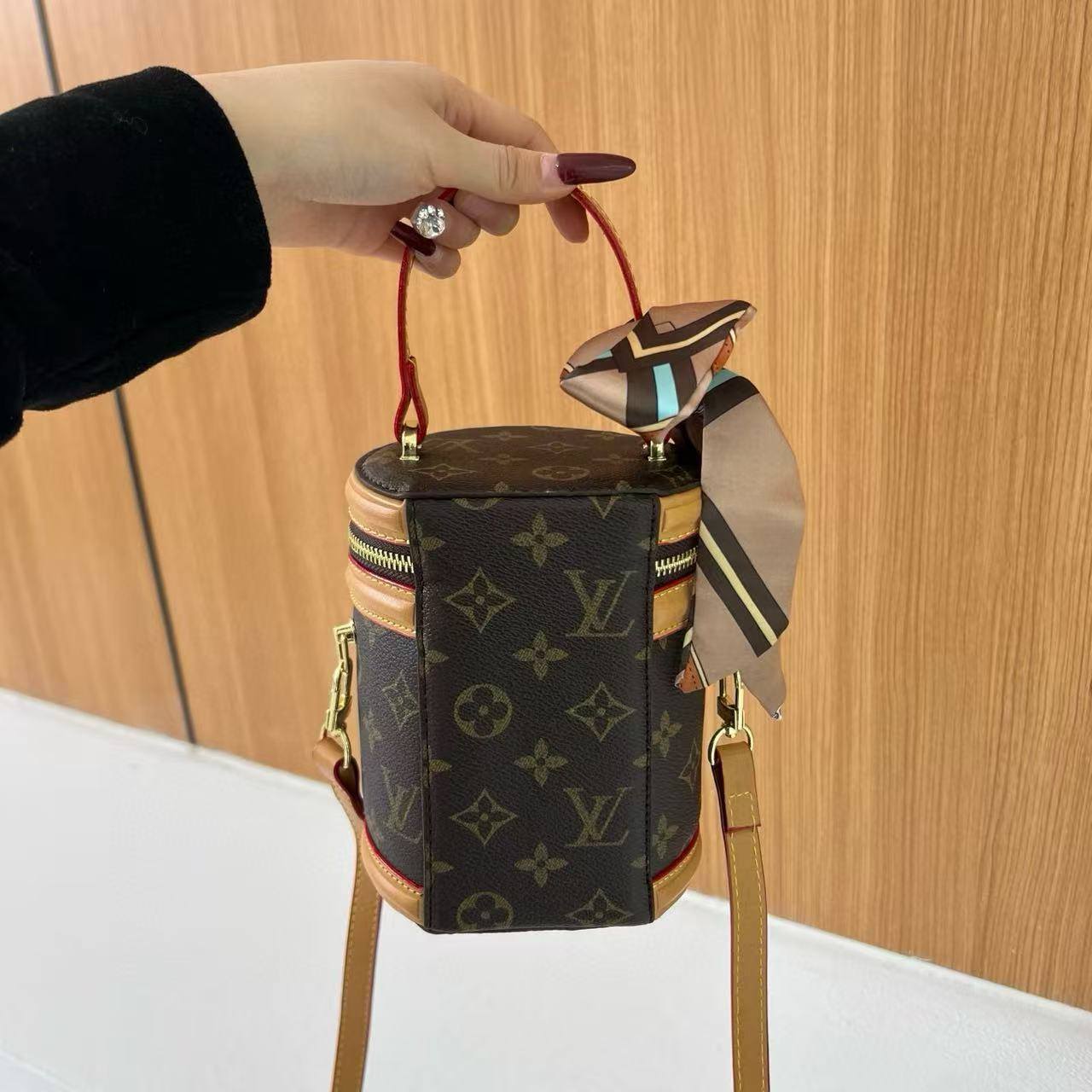 תיק צד לואי ויטון – תמונה 6