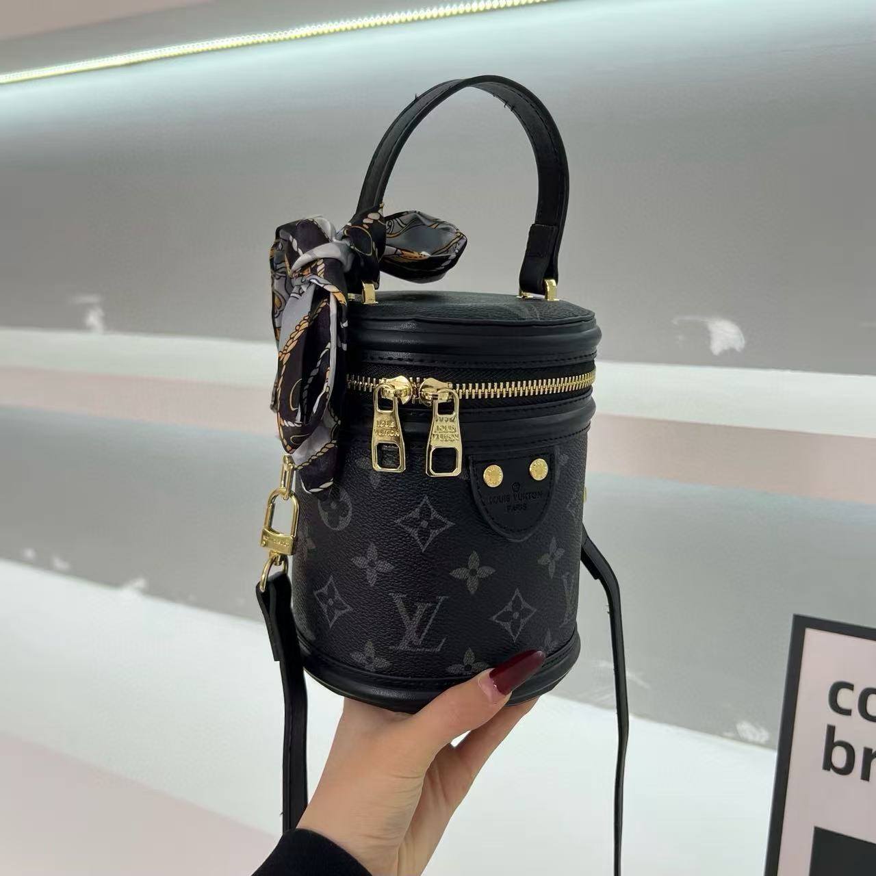 תיק צד לואי ויטון – תמונה 7