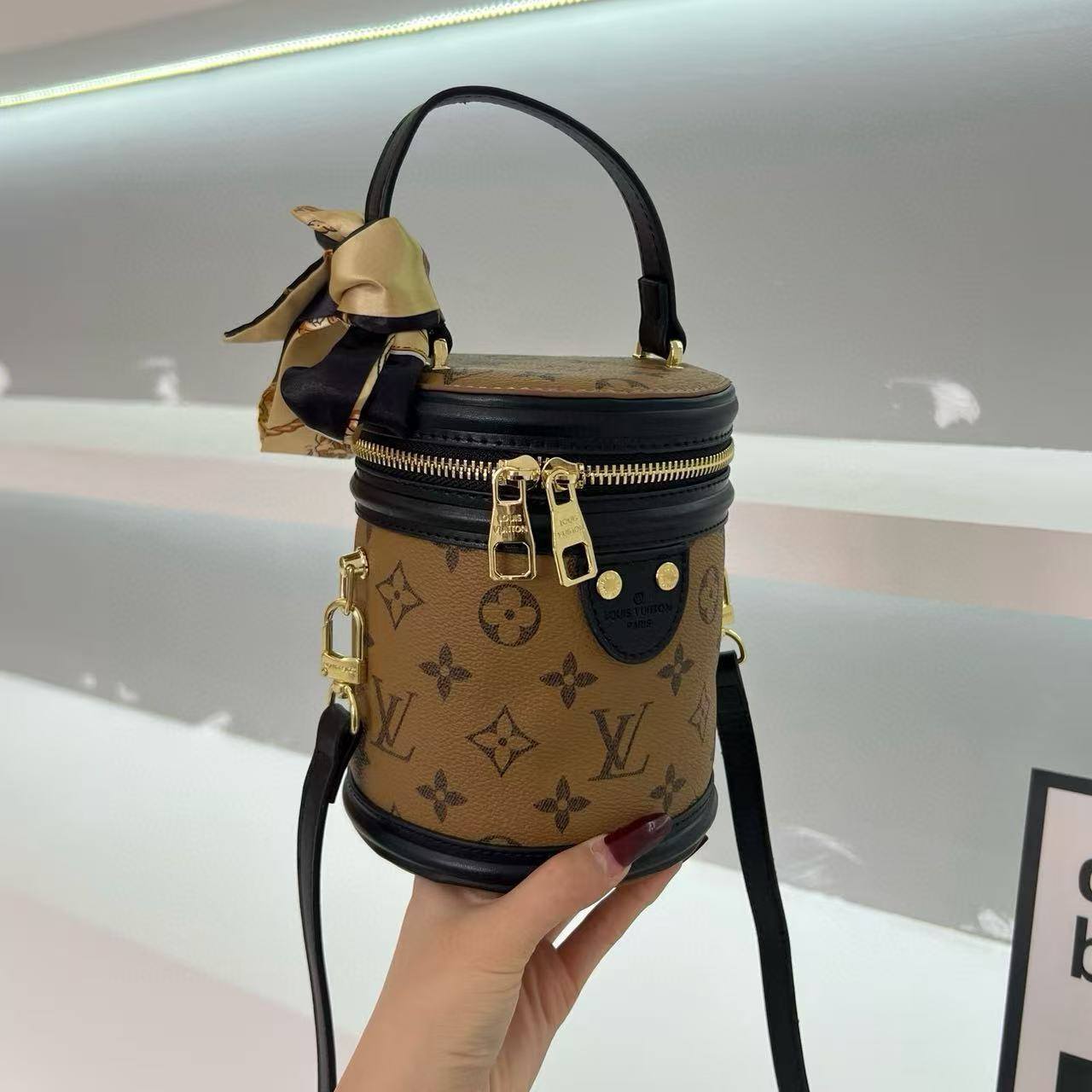 תיק צד לואי ויטון – תמונה 8