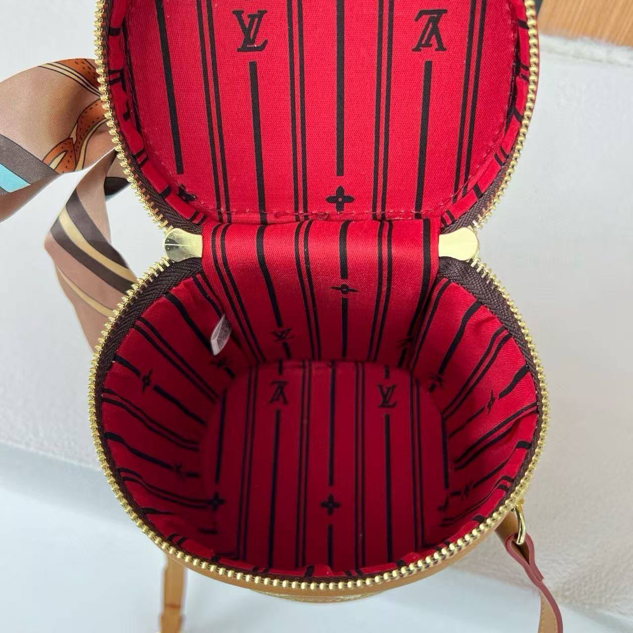 תיק צד לואי ויטון – תמונה 10