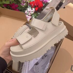 סנדלים פלטפורמה UGG