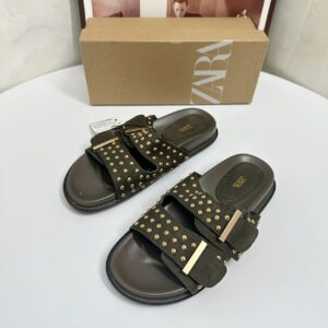 כפכפי סלייד עם ניטים זארה