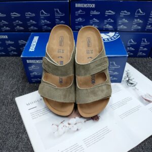 כפכפים בירקנשטוק גדולים וילדים