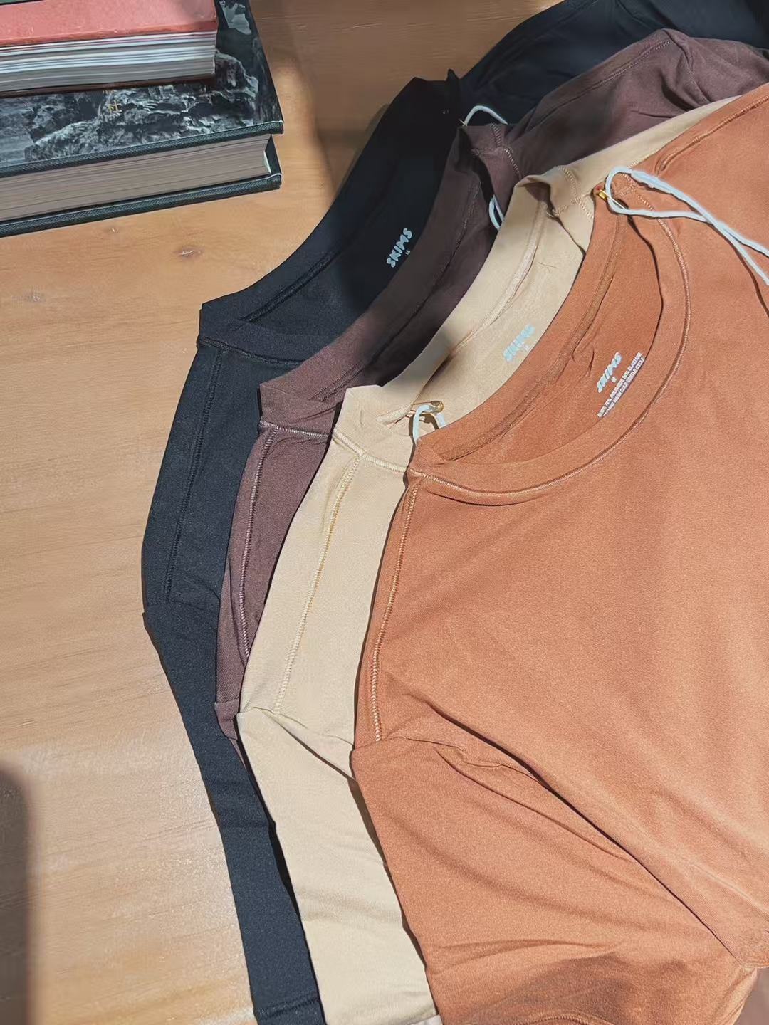 חולצה צמודה skims – תמונה 6