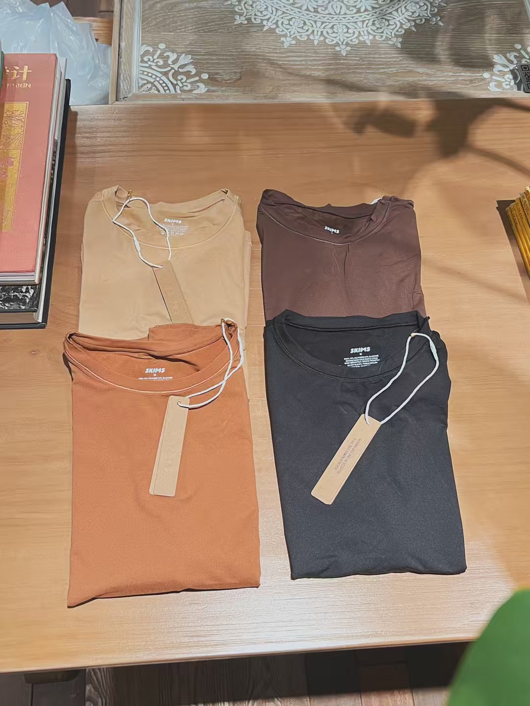 חולצה צמודה skims – תמונה 7