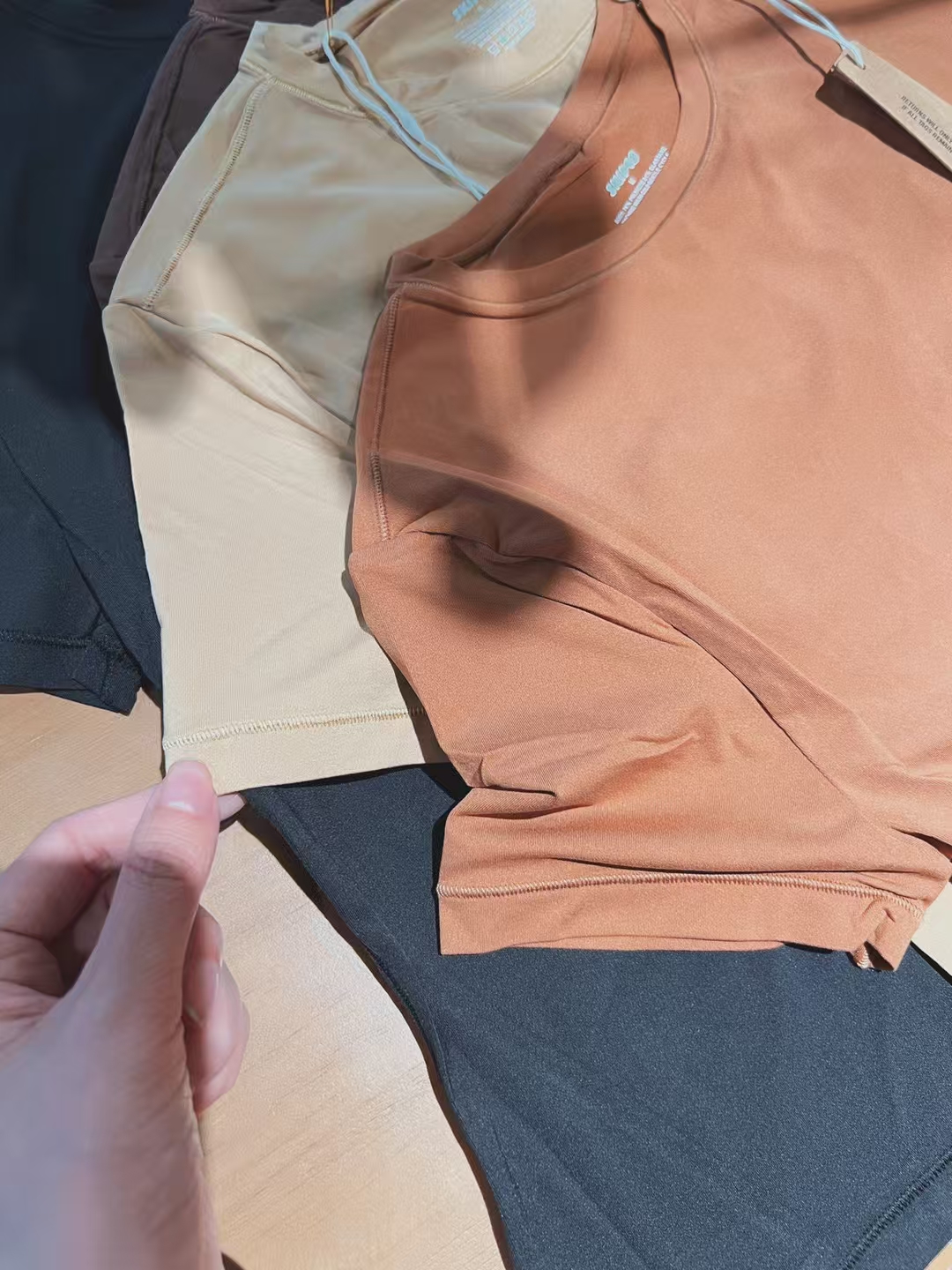 חולצה צמודה skims – תמונה 10