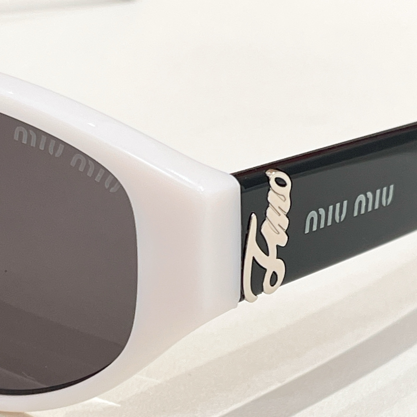 משקפי שמש מיו מיו – תמונה 9