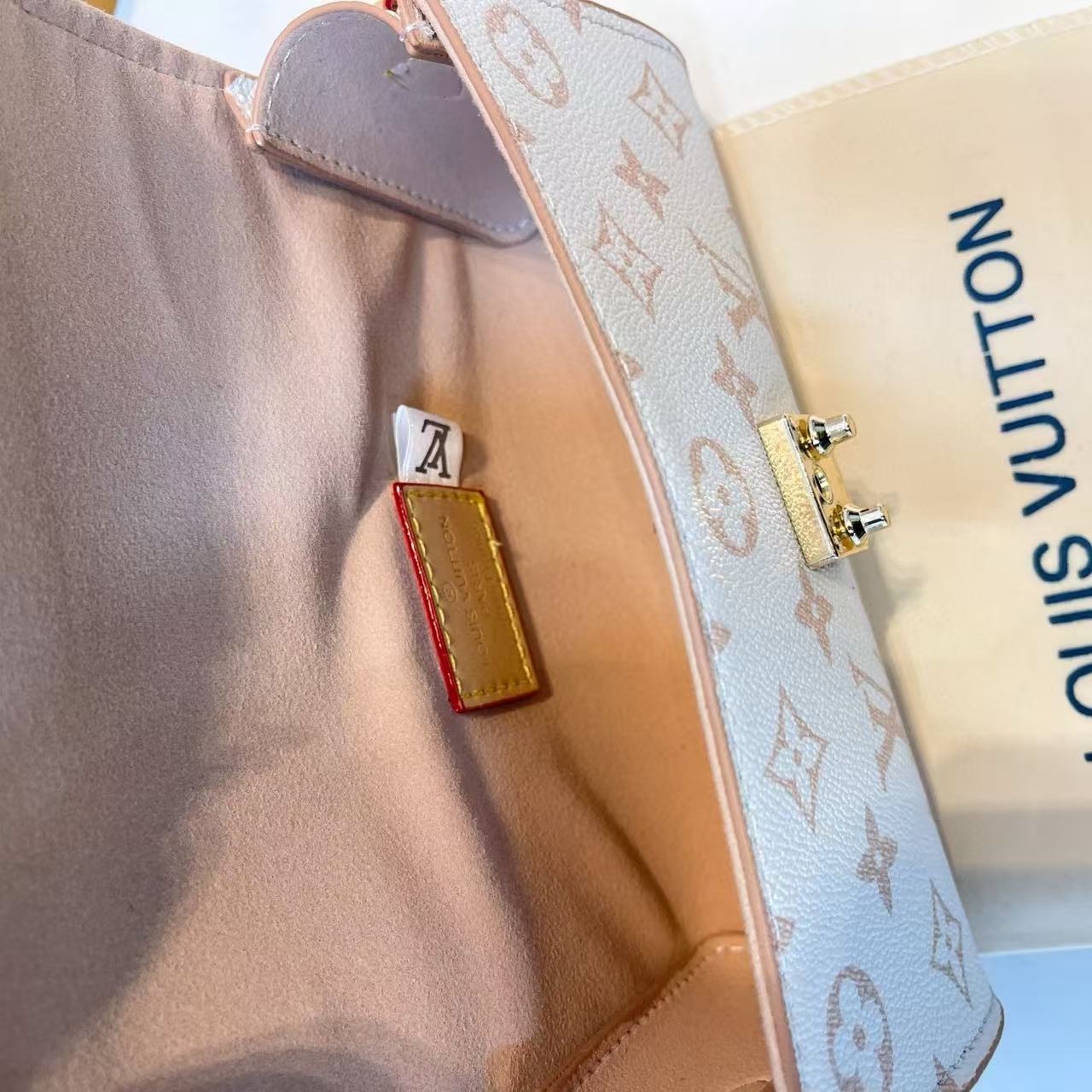תיק צד לואי ויטון – תמונה 8