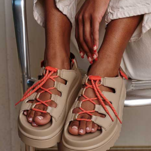 סנדלים גולדנגלואו UGG